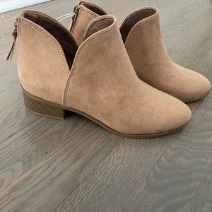 Old navy beige suede bootie size 8 brand new with tags